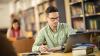 Студент практикує англійську мову в бібліотеці.